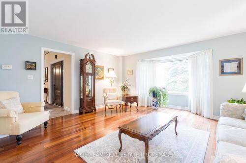 32 Cairns Boulevard, Springwater, ON - Indoor Photo Showing Living Room