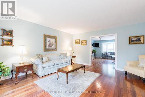32 Cairns Boulevard, Springwater, ON - Indoor Photo Showing Living Room