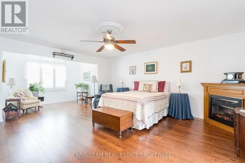 32 Cairns Boulevard, Springwater, ON - Indoor Photo Showing Bedroom