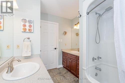 32 Cairns Boulevard, Springwater, ON - Indoor Photo Showing Bathroom