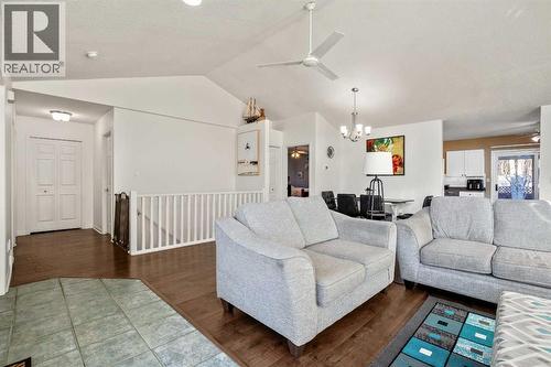 Freshly painted - 830 Westmount Drive, Strathmore, AB - Indoor Photo Showing Living Room