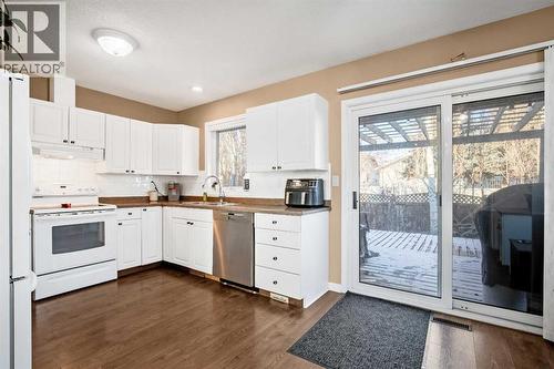 Nicely laid out kitchen - 830 Westmount Drive, Strathmore, AB - Indoor Photo Showing Kitchen