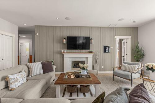 Salon - 243 Rue Létourneau, Rigaud, QC - Indoor Photo Showing Living Room With Fireplace