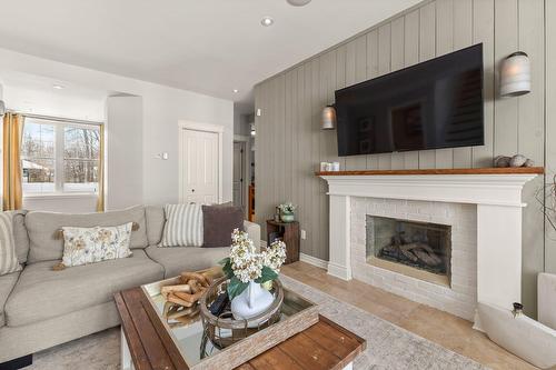 Salon - 243 Rue Létourneau, Rigaud, QC - Indoor Photo Showing Living Room With Fireplace