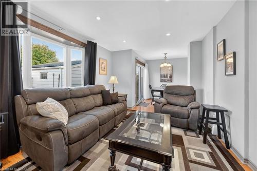 211 Birchcliffe Crescent, Hamilton, ON - Indoor Photo Showing Living Room