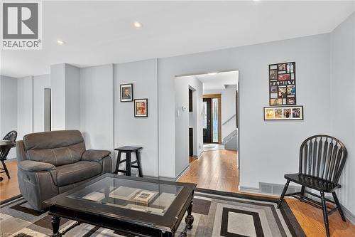 211 Birchcliffe Crescent, Hamilton, ON - Indoor Photo Showing Living Room