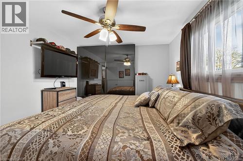 211 Birchcliffe Crescent, Hamilton, ON - Indoor Photo Showing Bedroom