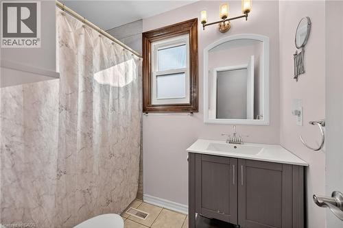 211 Birchcliffe Crescent, Hamilton, ON - Indoor Photo Showing Bathroom