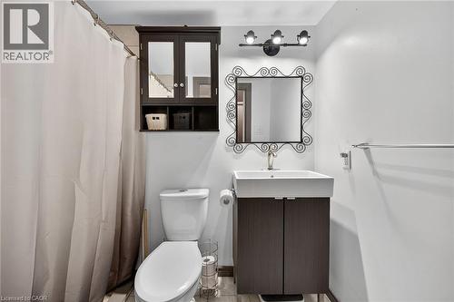 211 Birchcliffe Crescent, Hamilton, ON - Indoor Photo Showing Bathroom