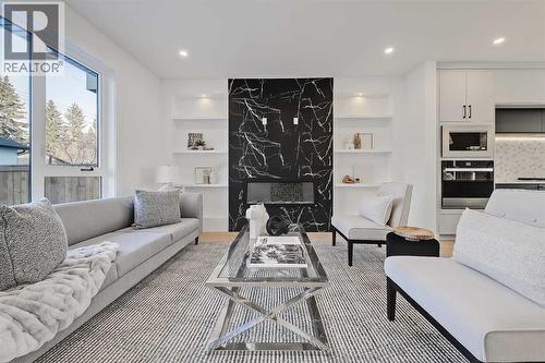 8136 47 Avenue Nw, Calgary, AB - Indoor Photo Showing Living Room