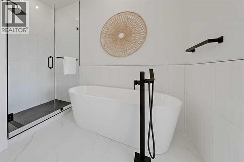 8136 47 Avenue Nw, Calgary, AB - Indoor Photo Showing Bathroom