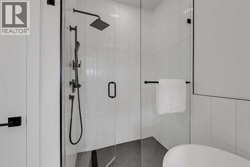 8136 47 Avenue Nw, Calgary, AB - Indoor Photo Showing Bathroom