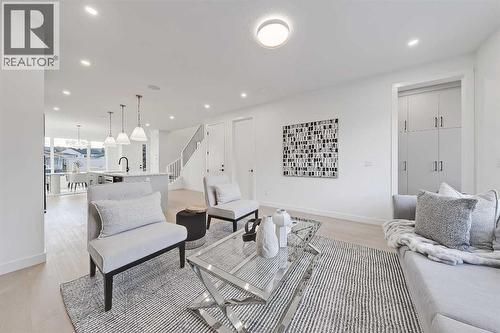 8136 47 Avenue Nw, Calgary, AB - Indoor Photo Showing Living Room
