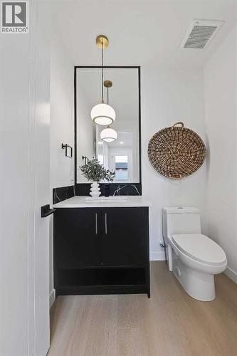 8136 47 Avenue Nw, Calgary, AB - Indoor Photo Showing Bathroom