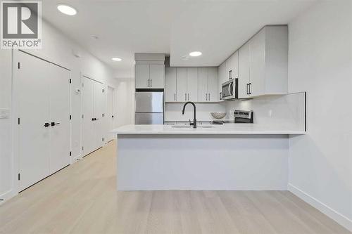 8136 47 Avenue Nw, Calgary, AB - Indoor Photo Showing Kitchen