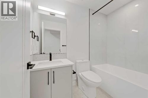 8136 47 Avenue Nw, Calgary, AB - Indoor Photo Showing Bathroom