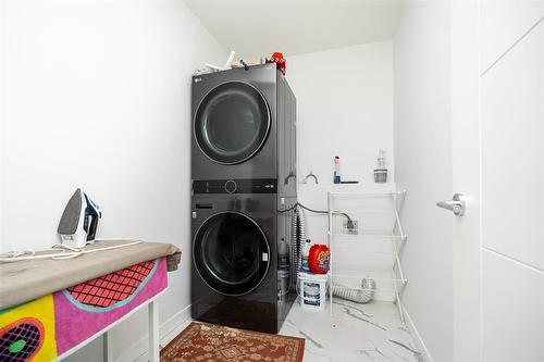 178 Willow Creek Road, Winnipeg, MB - Indoor Photo Showing Laundry Room