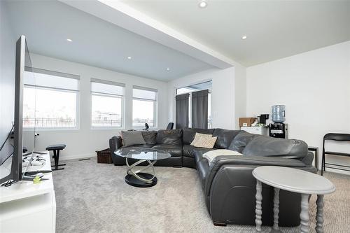 178 Willow Creek Road, Winnipeg, MB - Indoor Photo Showing Living Room