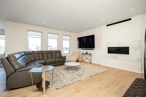 178 Willow Creek Road, Winnipeg, MB - Indoor Photo Showing Living Room
