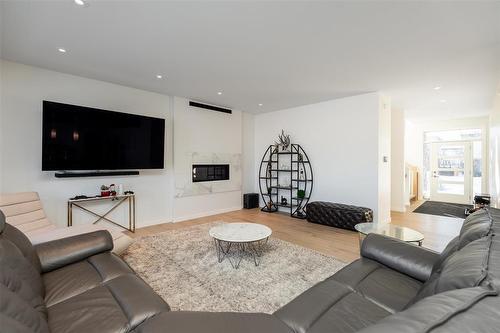 178 Willow Creek Road, Winnipeg, MB - Indoor Photo Showing Living Room