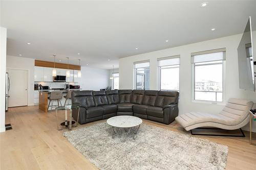 178 Willow Creek Road, Winnipeg, MB - Indoor Photo Showing Living Room