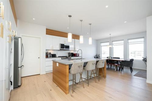 178 Willow Creek Road, Winnipeg, MB - Indoor Photo Showing Kitchen With Upgraded Kitchen