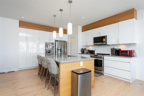 178 Willow Creek Road, Winnipeg, MB - Indoor Photo Showing Kitchen With Stainless Steel Kitchen With Upgraded Kitchen