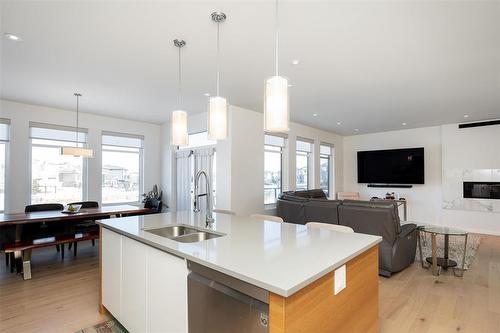 178 Willow Creek Road, Winnipeg, MB - Indoor Photo Showing Kitchen With Double Sink With Upgraded Kitchen