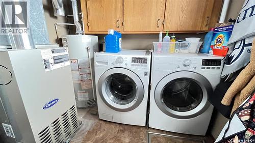 402 3Rd Avenue, Maple Creek, SK - Indoor Photo Showing Laundry Room