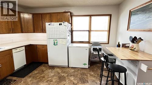402 3Rd Avenue, Maple Creek, SK - Indoor Photo Showing Kitchen