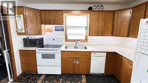 402 3Rd Avenue, Maple Creek, SK - Indoor Photo Showing Kitchen With Double Sink