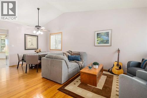 17, 1200 Milt Ford Lane, Carstairs, AB - Indoor Photo Showing Living Room