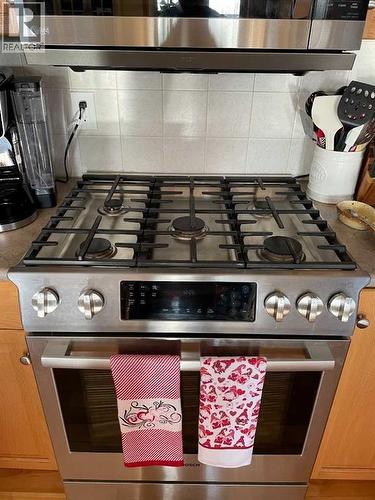 37 Terrace Green Ne, Medicine Hat, AB - Indoor Photo Showing Kitchen With Upgraded Kitchen