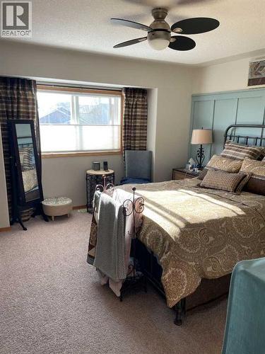 37 Terrace Green Ne, Medicine Hat, AB - Indoor Photo Showing Bedroom