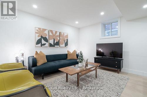 5389 Kindos Street, Burlington, ON - Indoor Photo Showing Living Room