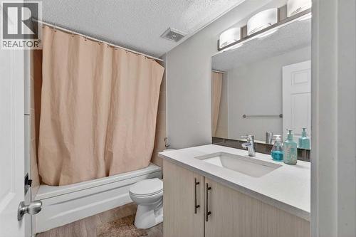 8 Malvern Crescent Ne, Calgary, AB - Indoor Photo Showing Bathroom