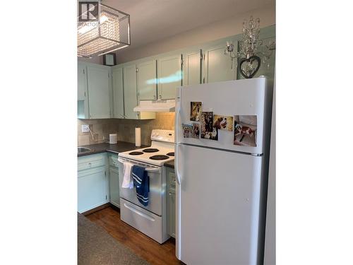 White appliances in kitchen - 3155 Gordon Drive Unit# 407, Kelowna, BC - Indoor Photo Showing Kitchen