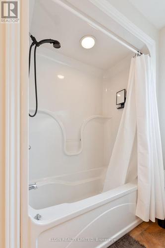 18 Peach Tree Boulevard, St. Thomas, ON - Indoor Photo Showing Bathroom