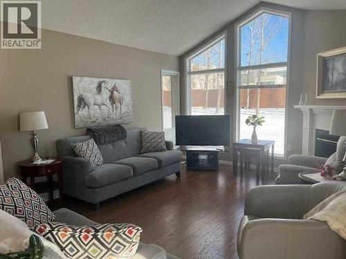 901 Nativity Bay, Rural Rocky View County, AB - Indoor Photo Showing Living Room