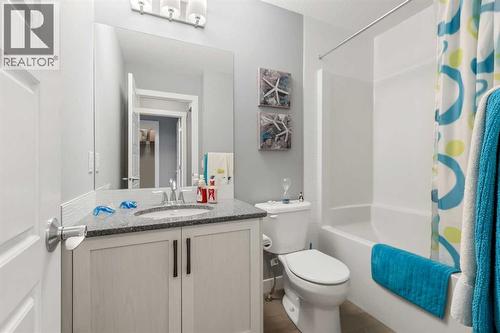 3 Sage Bluff Heights Nw, Calgary, AB - Indoor Photo Showing Bathroom
