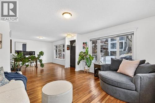 101 12A Street Ne, Calgary, AB - Indoor Photo Showing Living Room