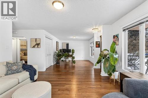 101 12A Street Ne, Calgary, AB - Indoor Photo Showing Living Room
