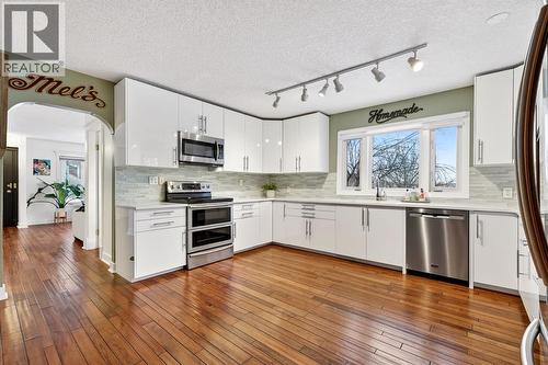 101 12A Street Ne, Calgary, AB - Indoor Photo Showing Kitchen With Stainless Steel Kitchen With Upgraded Kitchen
