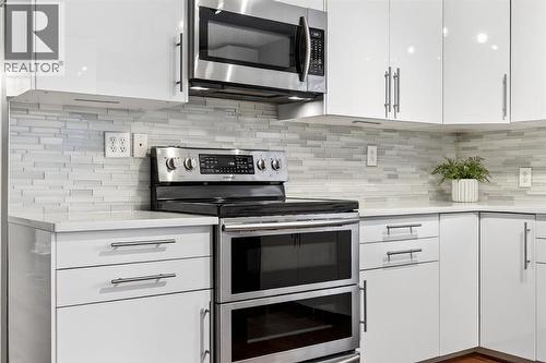 101 12A Street Ne, Calgary, AB - Indoor Photo Showing Kitchen With Upgraded Kitchen