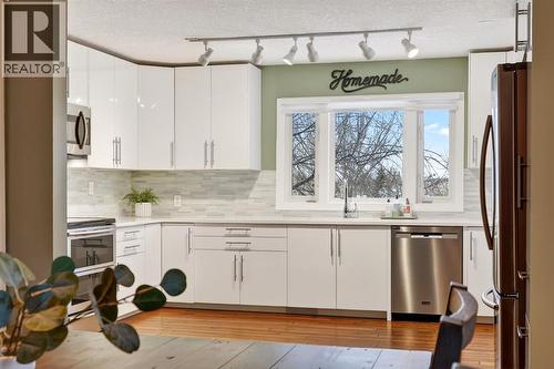 101 12A Street Ne, Calgary, AB - Indoor Photo Showing Kitchen