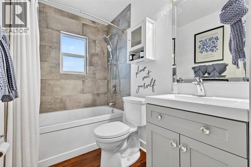 101 12A Street Ne, Calgary, AB - Indoor Photo Showing Bathroom