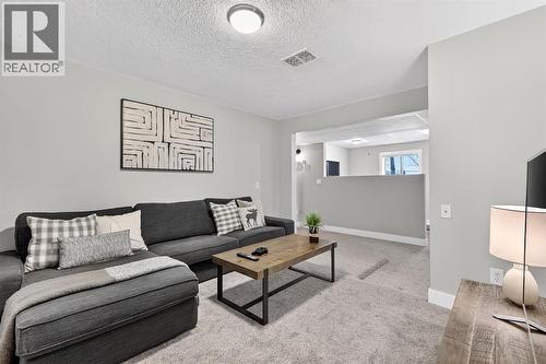 101 12A Street Ne, Calgary, AB - Indoor Photo Showing Living Room