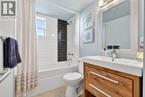 101 12A Street Ne, Calgary, AB - Indoor Photo Showing Bathroom