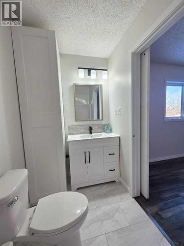 1934 8 Avenue, Wainwright, AB - Indoor Photo Showing Bathroom