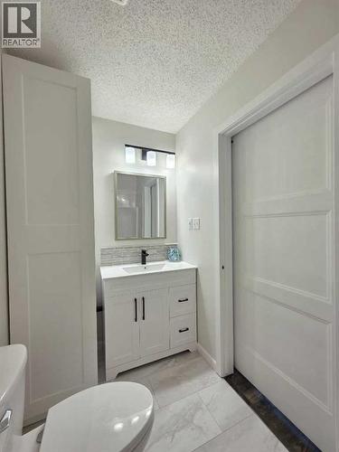1934 8 Avenue, Wainwright, AB - Indoor Photo Showing Bathroom